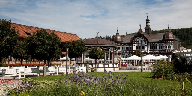 Historisches Kurhaus mit Gradierwerk und Kurgarten in Bad Salzungen