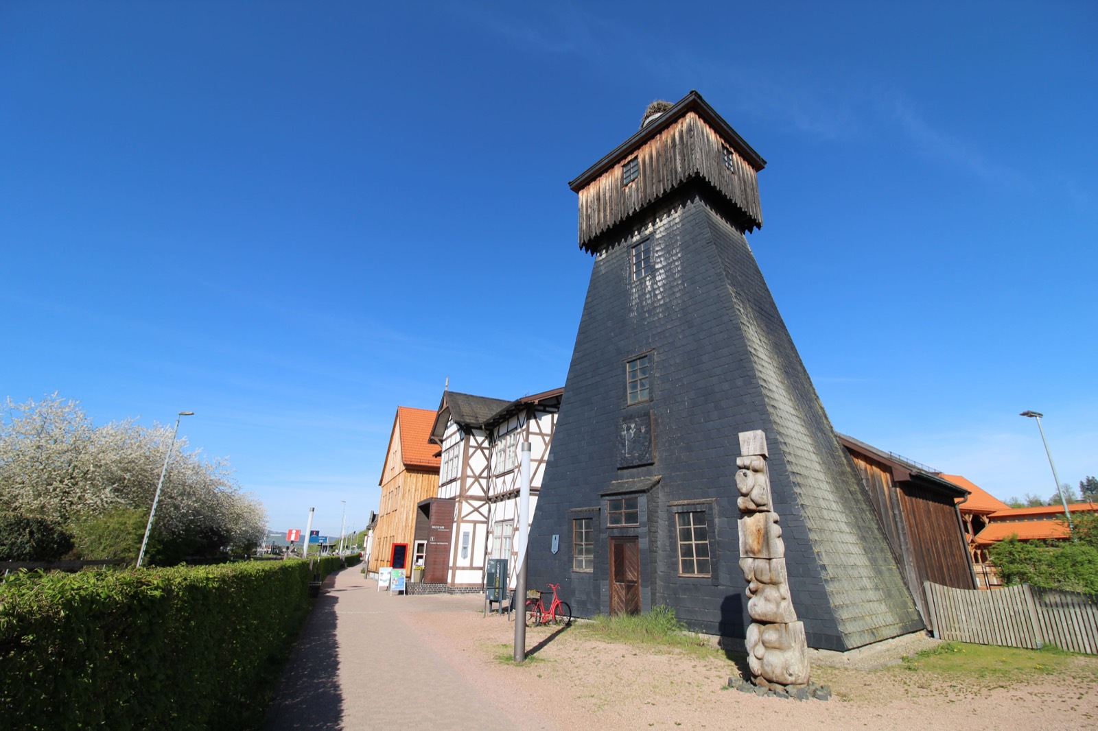 Historisches Gradierwerk in Bad Salzungen mit Fachwerkgebäude unter blauem Himmel
