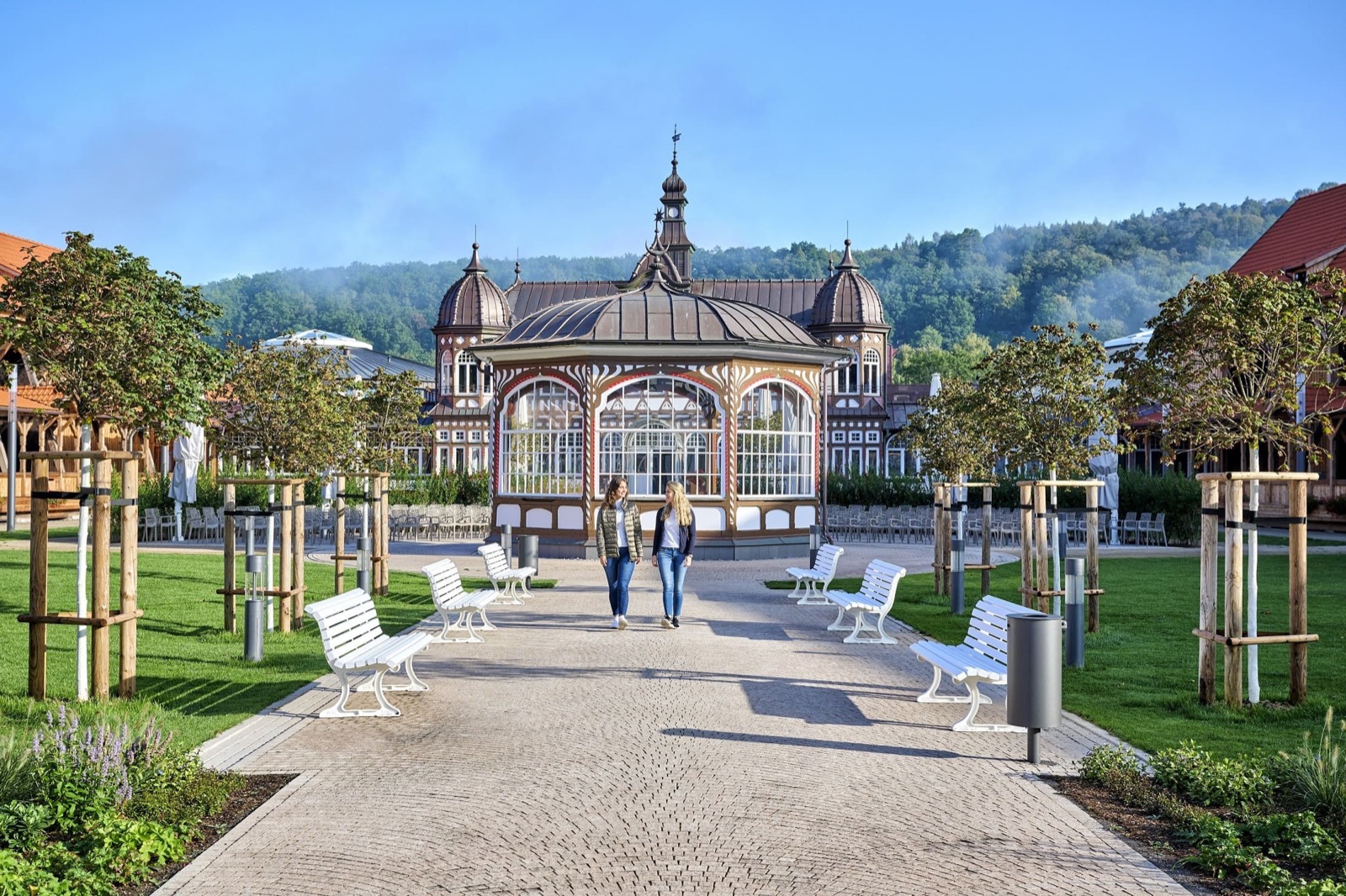 Kurpark mit historischem Kurhaus in Bad Salzungen, Menschen spazieren
