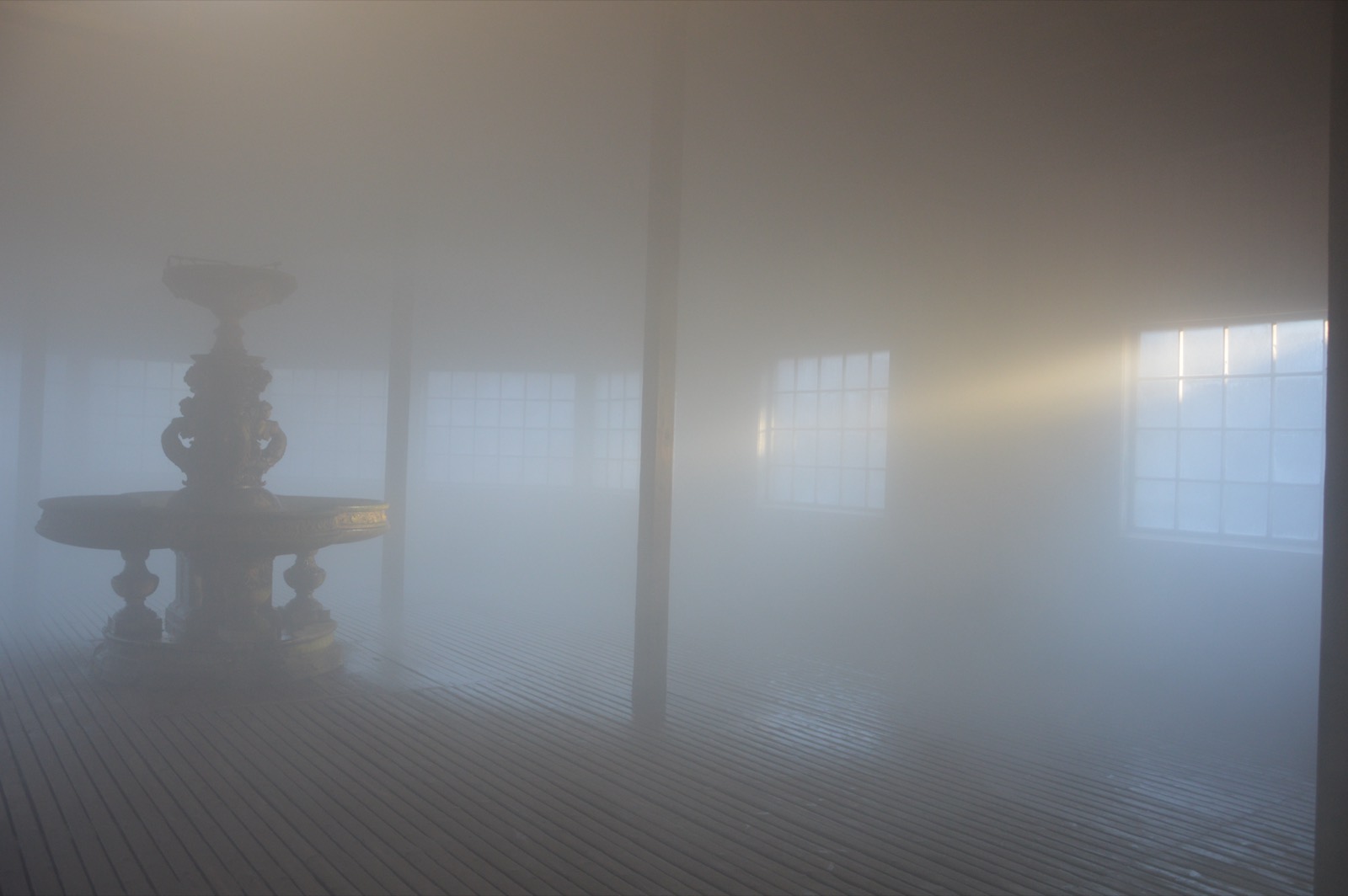 Dichter Sole-Nebel im geschlossenen Inhalationsraum des Gradierwerks Bad Salzungen